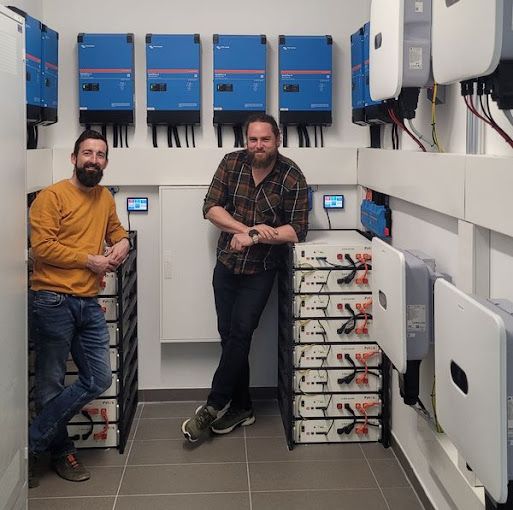 Team Energietechnik Velikonja – David Velikonja mit Victron Batteriespeicher-Anlage